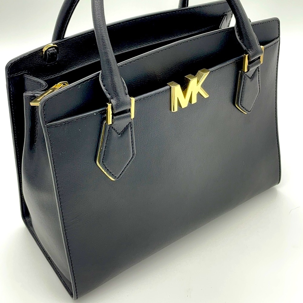 🥳SOLD🥳🔥👜 Michael Kors Black & Gold Purse 👜🔥
